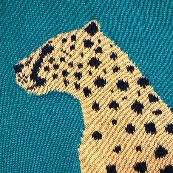 Green Crewneck Sleeveless Sweater with Yellow Cheetah Motif - Picture 5 of 5